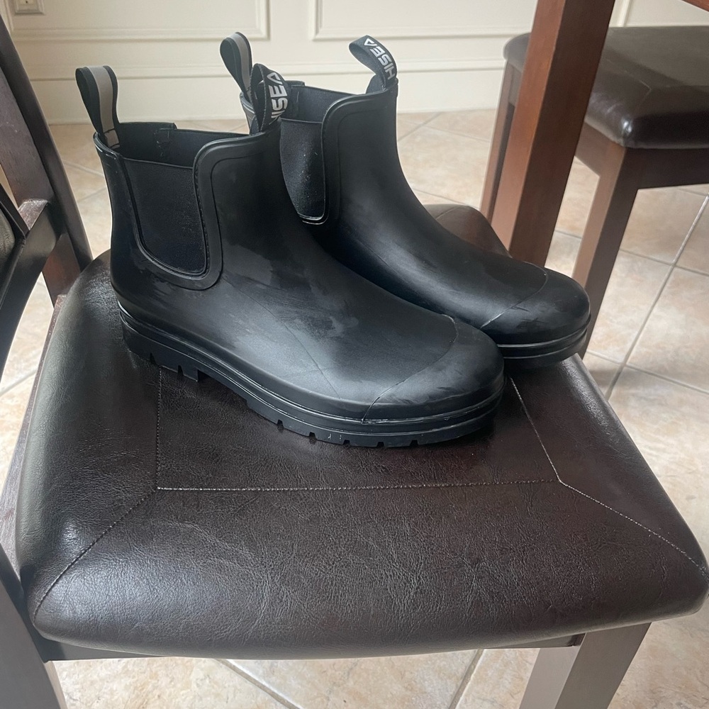 Black Winter Boots with Elastic Panels and Traction